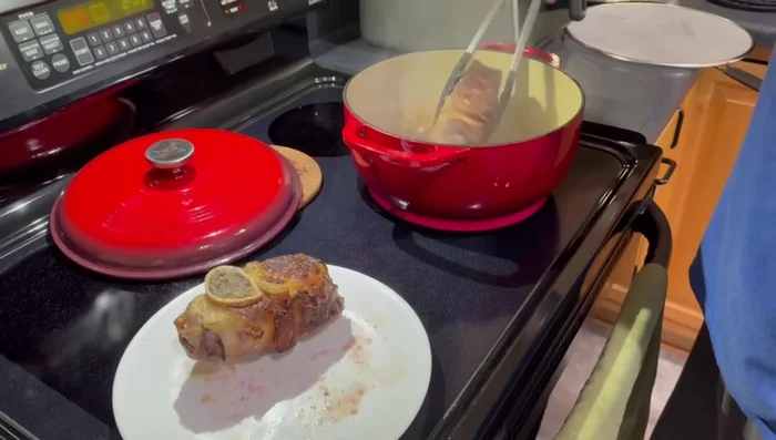 Retirer les jarrets de bœuf et réserver.