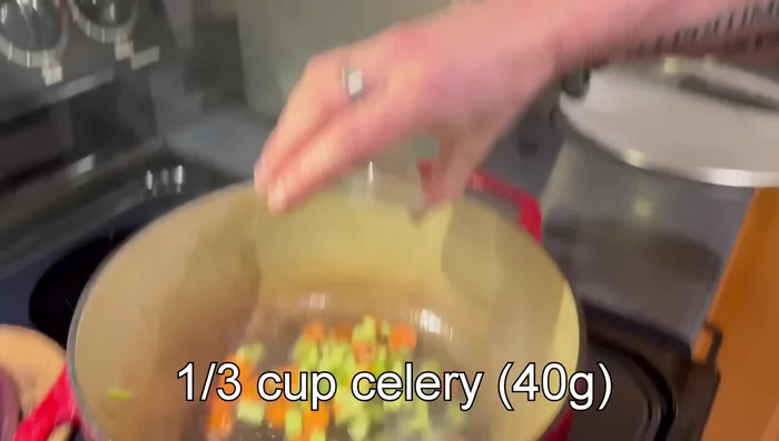 Dans le même four hollandais, faire revenir les carottes, le céleri, l'oignon, l'ail et le thym jusqu'à ce que les légumes ramollissent.