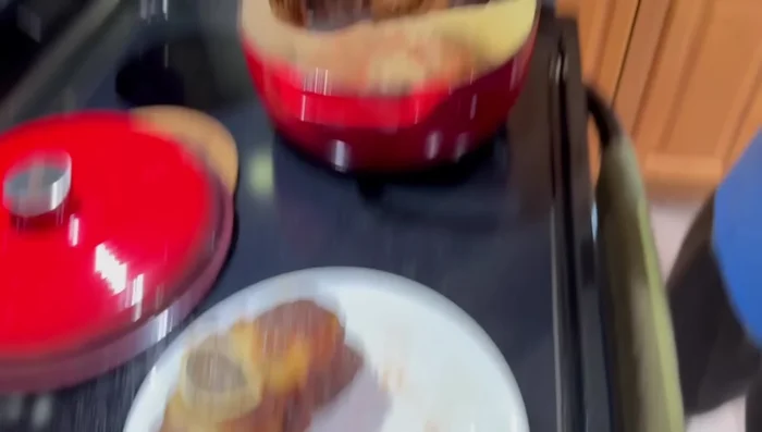 Ajouter les jarrets de bœuf dans le liquide, s'assurer qu'ils soient bien enrobés.