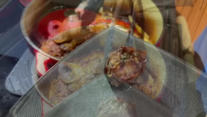 Désosser les jarrets de bœuf, retirer les morceaux de tissu conjonctif ou de graisse. Ajouter un peu de légumes et de graisse fondue.