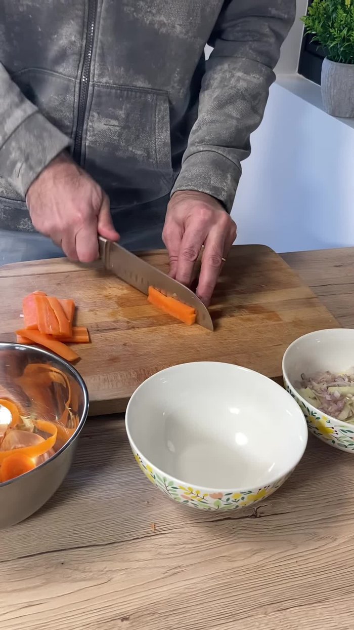 Préparer les légumes : oignons, échalotes et carottes en brunoise. Les faire revenir dans un peu de graisse de canard.