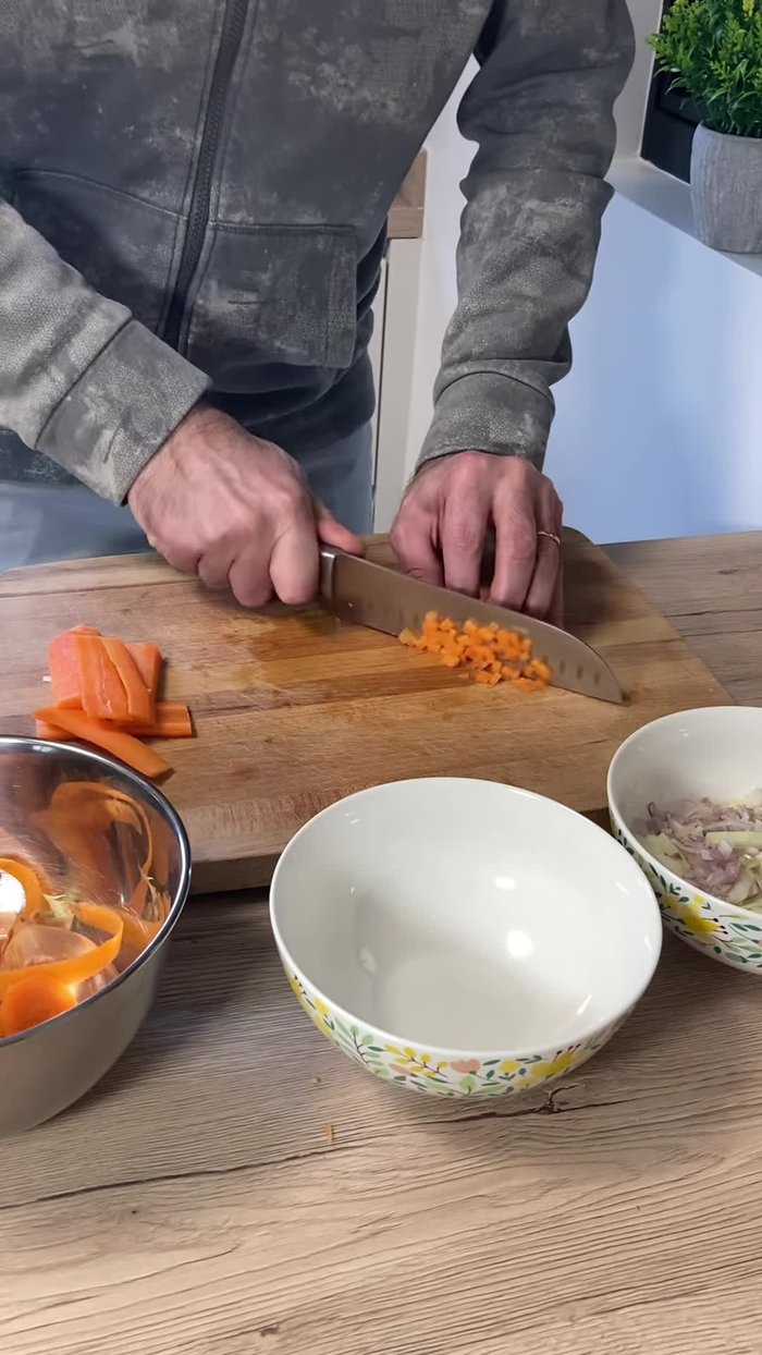 Préparer la purée de pommes de terre. Assaisonner.