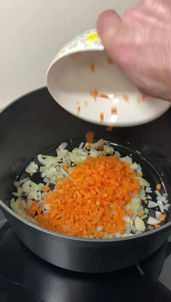 Dégraisser les cuisses de canard confites et les passer au four pour faciliter l'effilochage. Retirer la peau et les os.