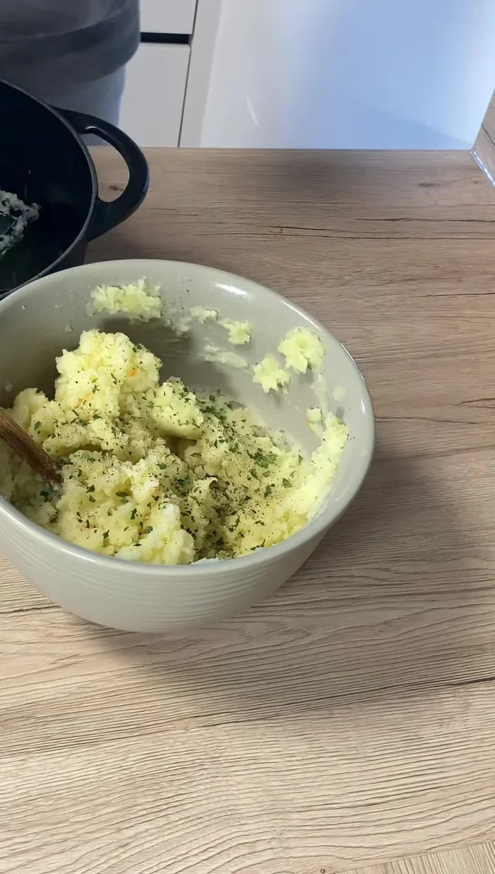Montage du parmentier : disposer la purée de pommes de terre, puis le canard effiloché.