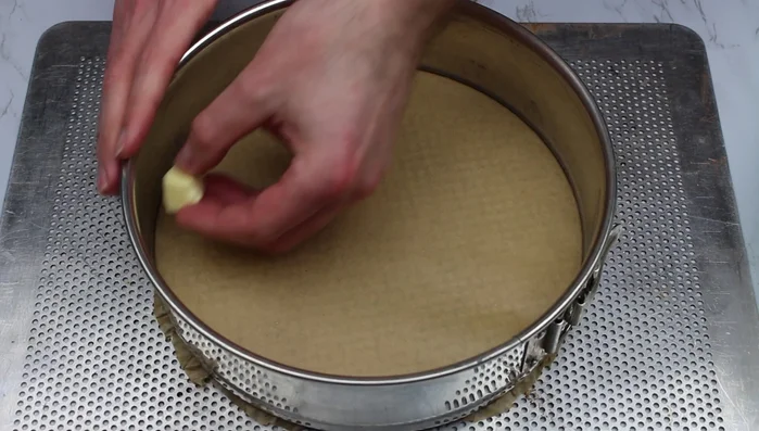 Beurrer et fariner un cercle à pâtisserie chemisé de papier cuisson.