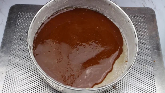 Verser le caramel dans le fond du cercle, puis disposer les morceaux d'ananas.