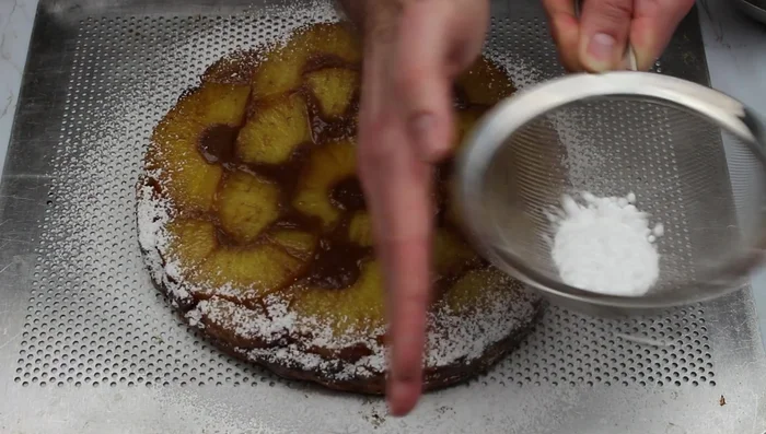 Saupoudrer de sucre glace avant de servir.