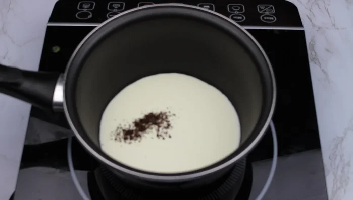 Préparation du caramel : Faire chauffer la crème avec les graines de vanille. Dans une autre casserole, faire cuire un sirop avec le sucre semoule et l'eau.