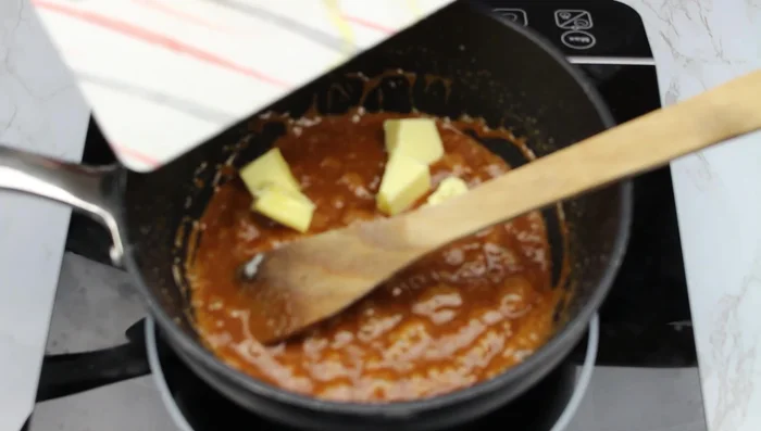 Ajouter le beurre salé coupé en morceaux.