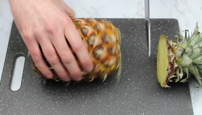 Préparation des rondelles d'ananas : Couper l'ananas en tranches d'environ 1 cm d'épaisseur, retirer la peau et le cœur. Couper certaines rondelles en deux ou quatre morceaux.