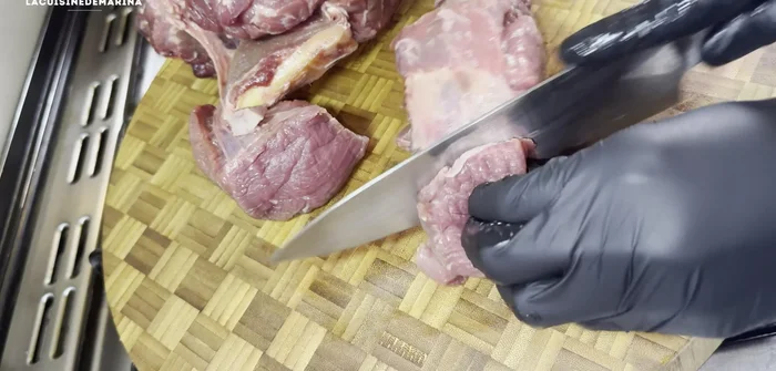 Couper la viande de bœuf comme montré dans la vidéo.