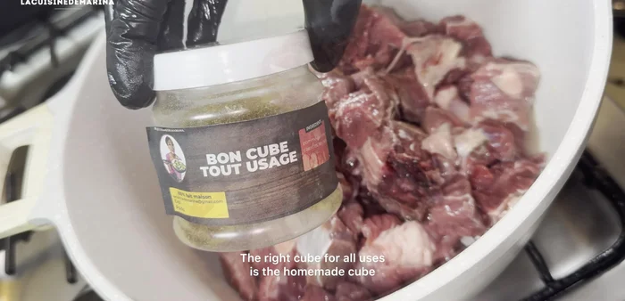 Ajouter la viande dans une casserole avec le cube de bouillon maison, du sel, et un peu d'eau. Laisser cuire environ 20 minutes à feu moyen.