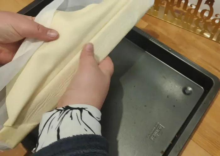 Dérouler la pâte feuilletée sur un plat allant au four.