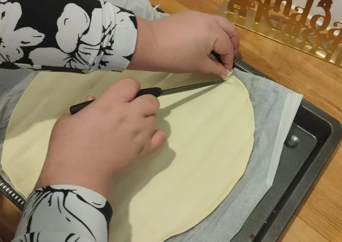 Couper des lignes diagonales sur la pâte, en laissant le centre intact.
