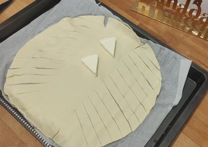 Étaler la Vache qui rit (ou autre fromage) au centre.