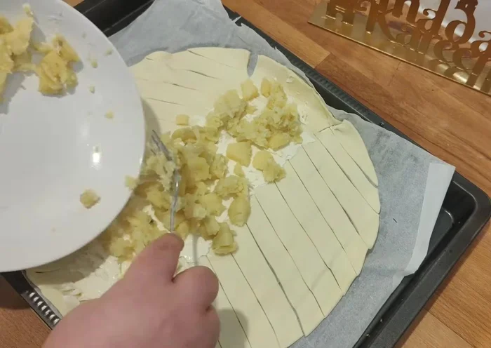Ajouter l'œuf dur, le thon, et le persil au centre.