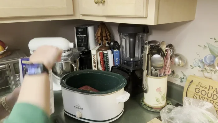 Verser le bouillon de bœuf dans la mijoteuse.