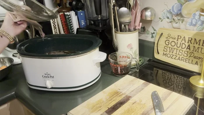 Après 4 heures, ajouter les carottes, les pommes de terre coupées en deux, et le chou coupé en morceaux de taille moyenne.