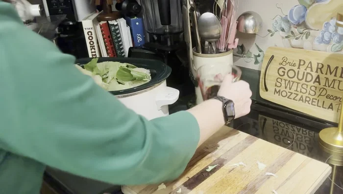 Verser la sauce Worcestershire sur les légumes.