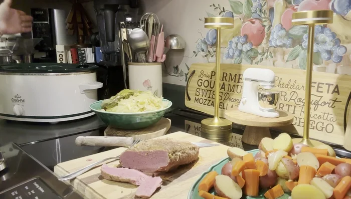 Servir le Corned Beef avec le chou, les pommes de terre et les carottes. Vous pouvez ajouter un peu de jus de cuisson.