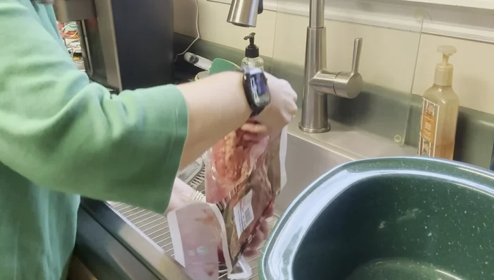 Ajouter le sachet d'assaisonnement sur le corn beef.