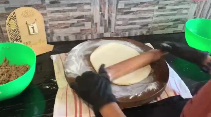 Étaler la pâte finement.