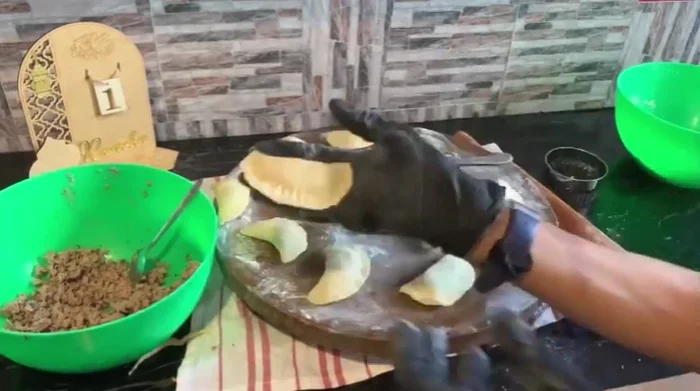 Aplatir légèrement les chaussons.