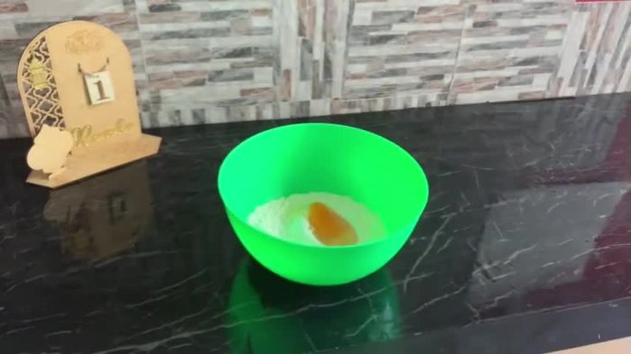 Dans une bassine, mélanger 300g de farine, 1 œuf battu, 100ml de lait tiède, 50ml d'eau, du sel et 50g de beurre fondu.