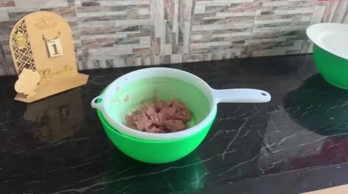 Préparer la farce au thon: mélanger du thon naturel, des échalotes, du piment, du curry, du paprika, du persil frais, de la ciboulette, des amandes, du bouillon de bœuf, du jus de citron, de l'ail et du gingembre (facultatif).
