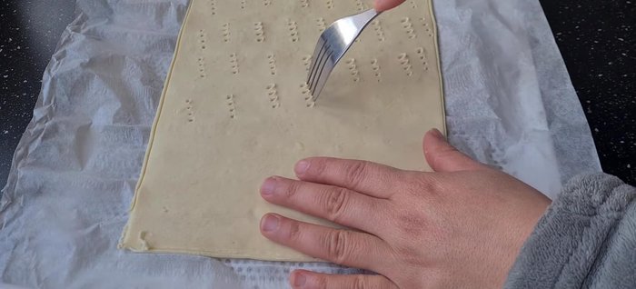 Piquer les pâtes feuilletées avec une fourchette, les enfourner 20 minutes chacune.