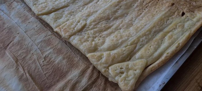 Montage du mille-feuille : étaler la crème pâtissière entre les feuilles de pâte feuilletée.