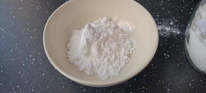 Préparer le fondant : mélanger le sucre glace et le lait jusqu'à obtenir une consistance onctueuse.