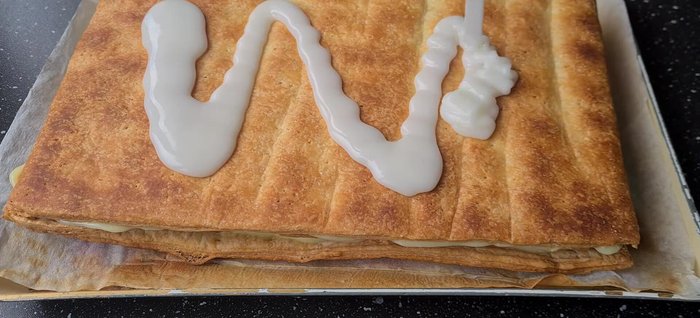 Étaler le fondant sur le mille-feuille.