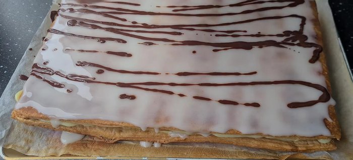 Décorer avec du chocolat fondu.