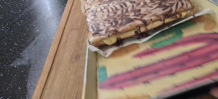 Découper le mille-feuille en parts égales.