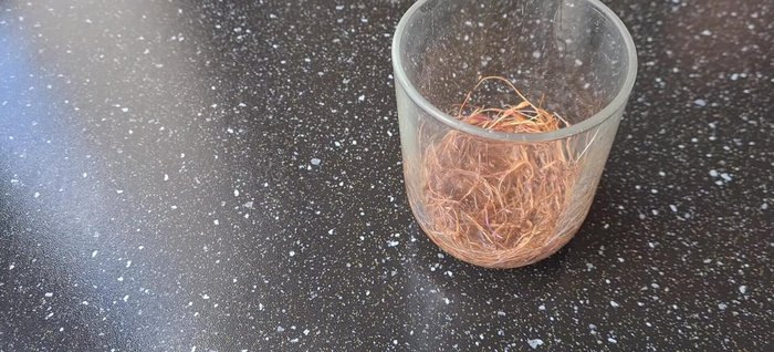 Mélanger légèrement le foin d'artichaut avec un peu d'eau pour libérer le liquide.