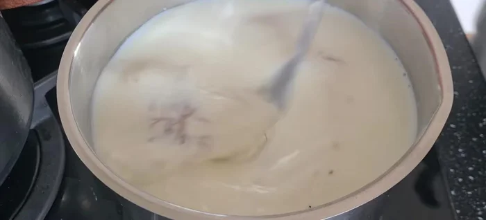 Ajouter le foin d'artichaut au lait tiède.