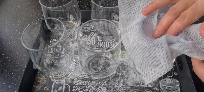 Verser le lait dans des verres, couvrir et laisser prendre dans un endroit chaud (four à 30°C éteint) ou près d’un radiateur.