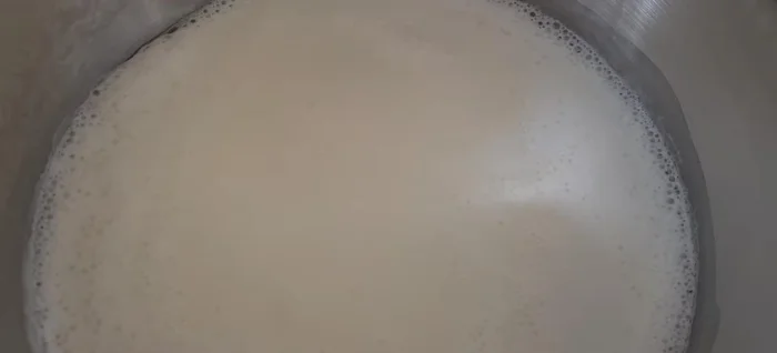 Préparer la crème pâtissière (industrielle ou maison). Laisser refroidir au frigo (1h) ou au congélateur (30 min).