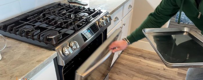 Recouvrir d'un autre papier cuisson et d'un autre plateau. Cuire au four à 205°C pendant 15 minutes.