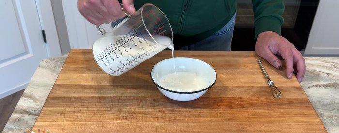Pendant ce temps, préparer la crème pâtissière : Diluer la fécule de maïs avec un peu de lait. Faire chauffer le reste du lait avec la vanille jusqu'à frémissement.
