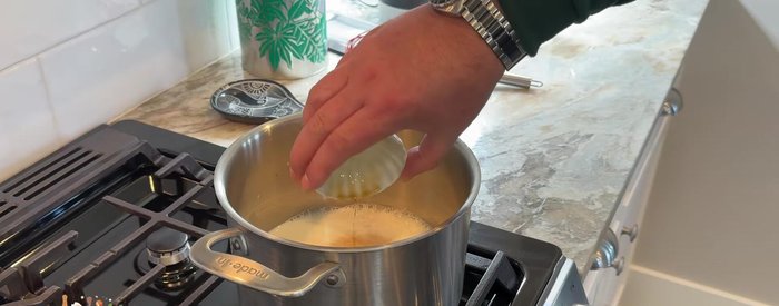 Retirer du feu et laisser refroidir légèrement. Fouetter les jaunes d'œufs avec le sucre, puis incorporer progressivement le lait refroidi.