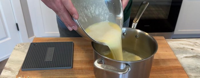 Remettre sur feu doux en remuant constamment jusqu'à épaississement. Retirer du feu et transférer dans un récipient en verre. Couvrir d'un film plastique pour éviter la formation d'une croûte et réfrigérer.