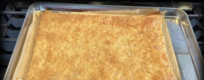Une fois la crème pâtissière refroidie et les feuilles de pâte feuilletée cuites, couper la pâte feuilletée en carrés de taille égale (3 feuilles par mille-feuille).