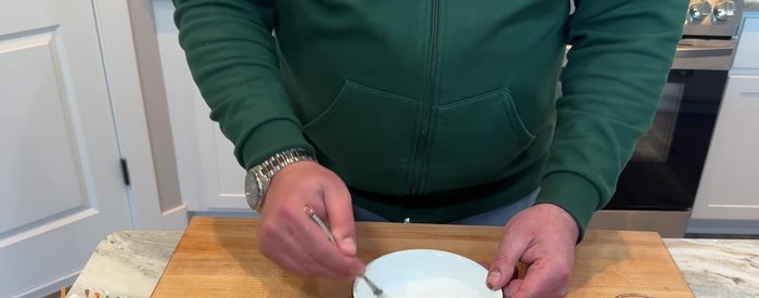 Préparer le glaçage : Mélanger le sucre glace et le lait jusqu'à consistance lisse. Glacer le mille-feuille.