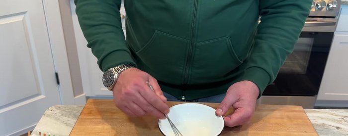 Assembler le mille-feuille : Étaler de la crème pâtissière sur une feuille de pâte, recouvrir d'une autre feuille et répéter. Placer la dernière feuille à l'envers.