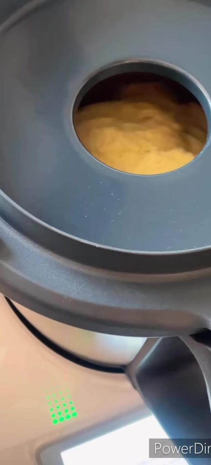 Pétrir la pâte (à la main, au Thermomix ou au pétrin) en ajoutant éventuellement du smen (ou du beurre).