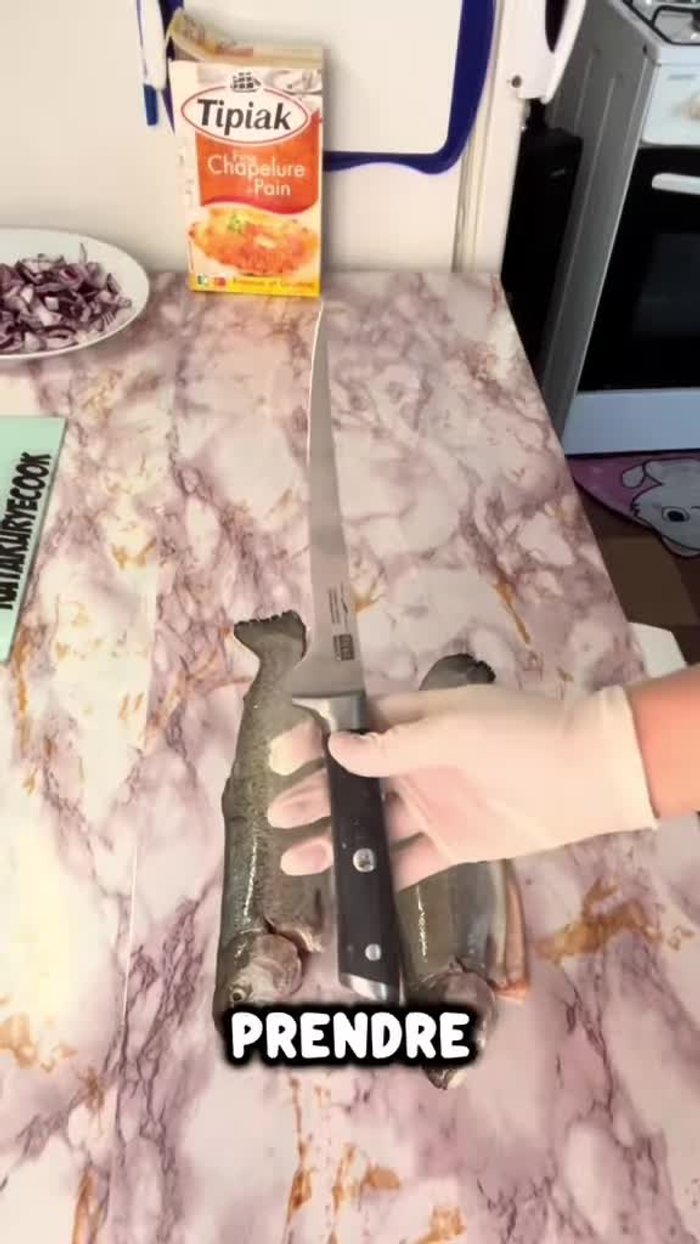 Préparation des filets de truite: Suivre la colonne vertébrale pour obtenir 4 filets.