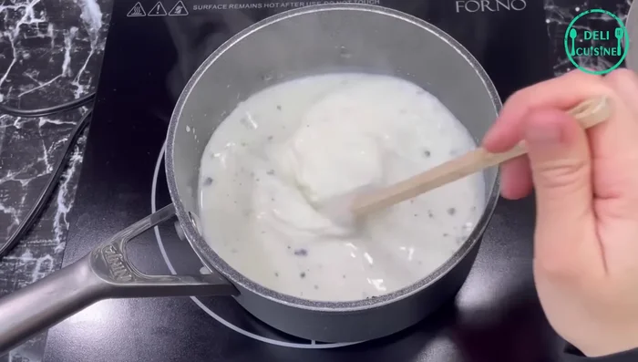 Verser le lait chaud sur le mélange jaunes d'oeufs/sucre/maïzena en plusieurs fois, en mélangeant bien au fouet.