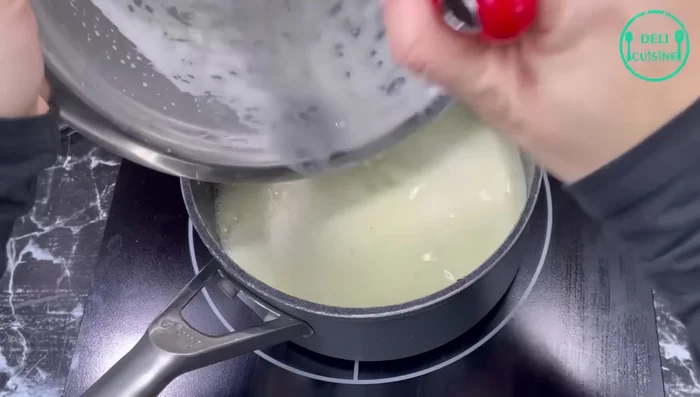 Remettre le tout dans la casserole et cuire à feu moyen en remuant constamment jusqu'à épaississement. Filmer au contact et laisser refroidir.